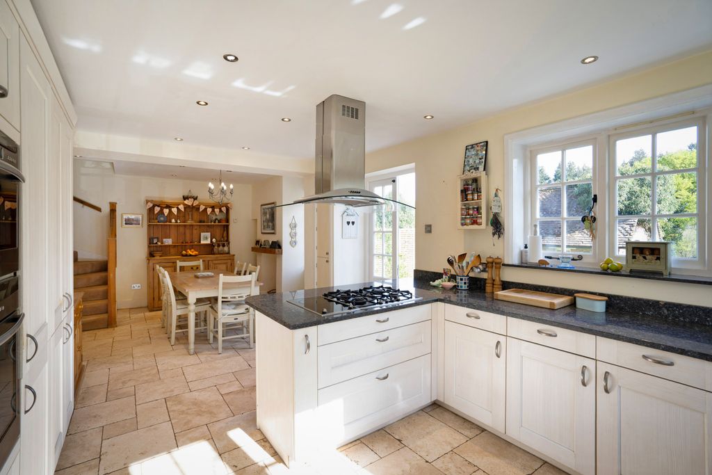 Property photo 3 of 32 House. Partnership