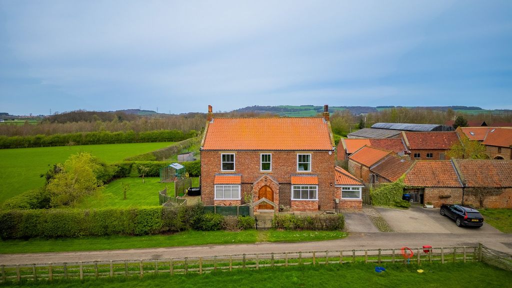 Property photo 3 of 20 Eastfields Farmhouse