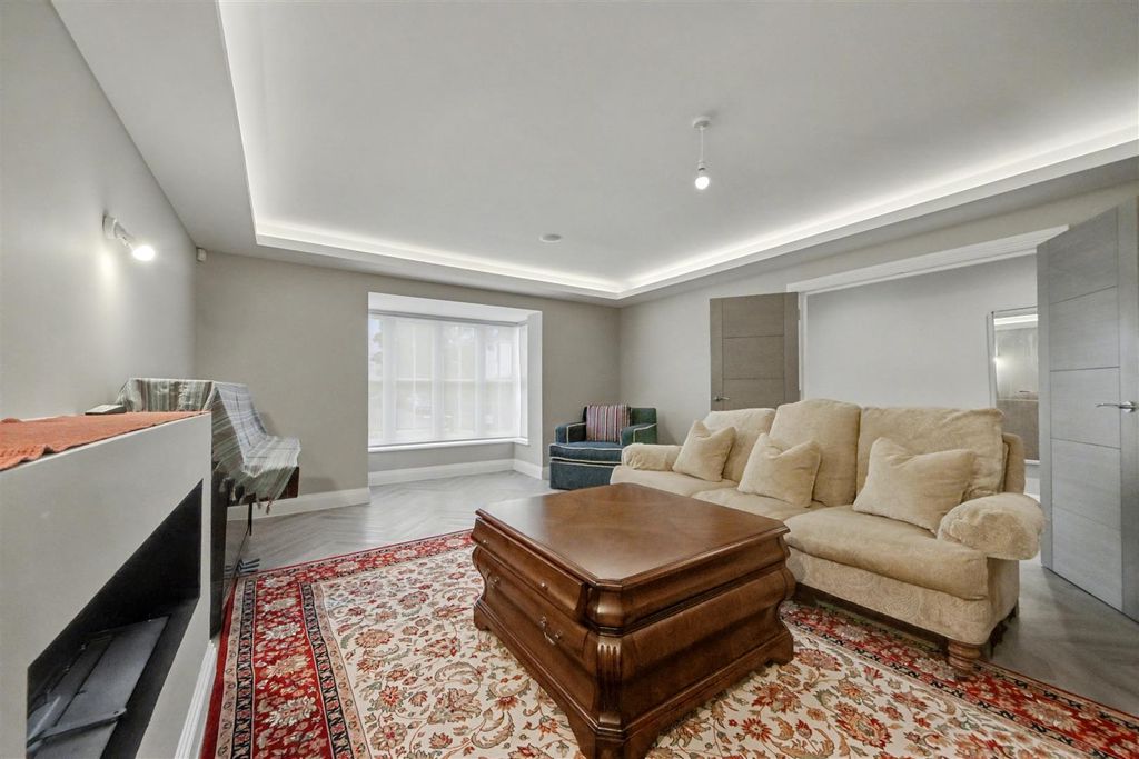 Property photo 3 of 17 Lounge (1).Jpg
