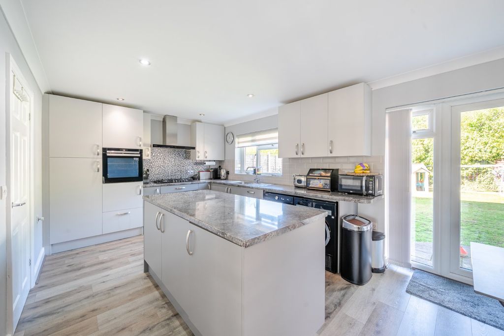 Property photo 3 of 18 Kitchen