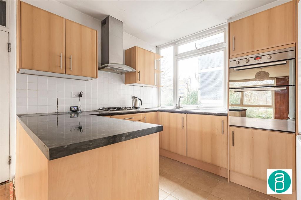 Property photo 3 of 14 Andrew_Purnell-5_Marsham_Court-Sw19__13_.Jpg