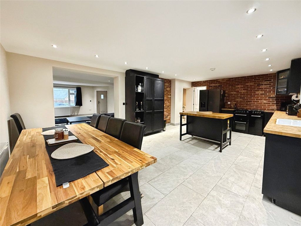 Property photo 2 of 28 Picture No. 26