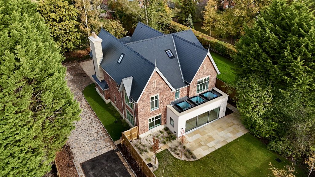 Property photo 1 of 34 6 Bedroom House For Sale