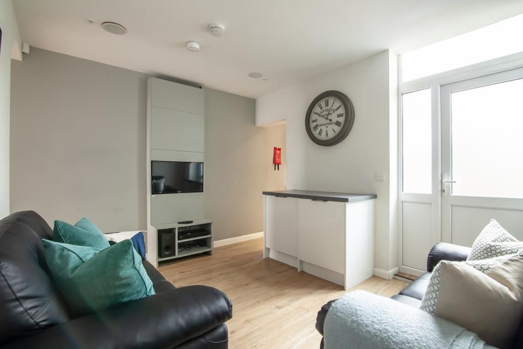 Property photo 2 of 31 90 Ashford Street Living Area 3