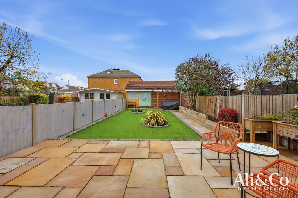 Property photo 2 of 25