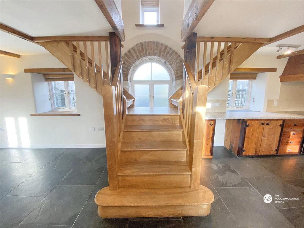 Property photo 2 of 16 Stairwell