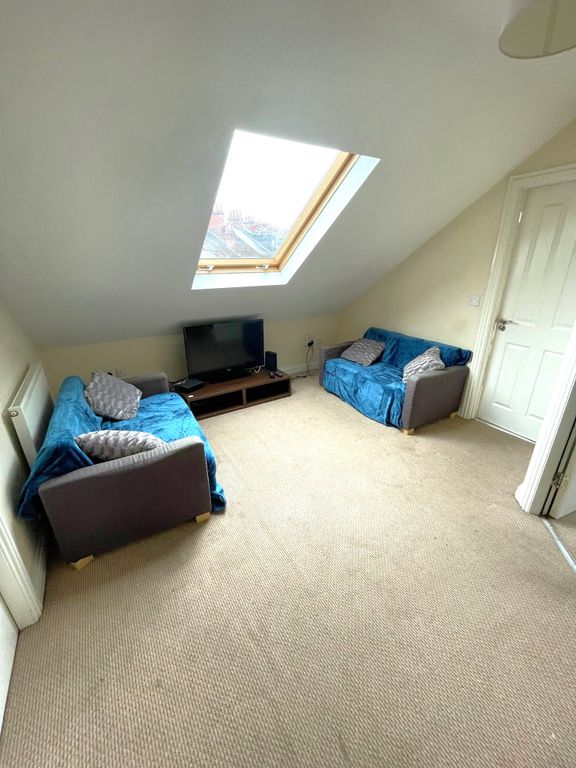 Property photo 3 of 6 Lounge