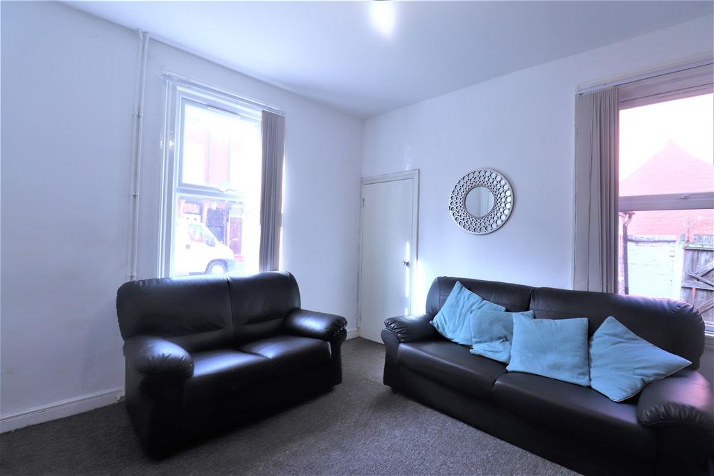 Property photo 1 of 13 Lounge