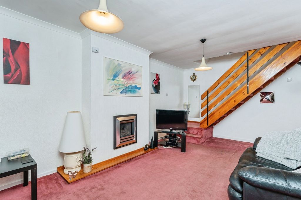 Property photo 3 of 16 Lounge