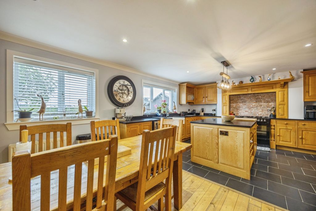 Property photo 3 of 35 Kitchen / Diner