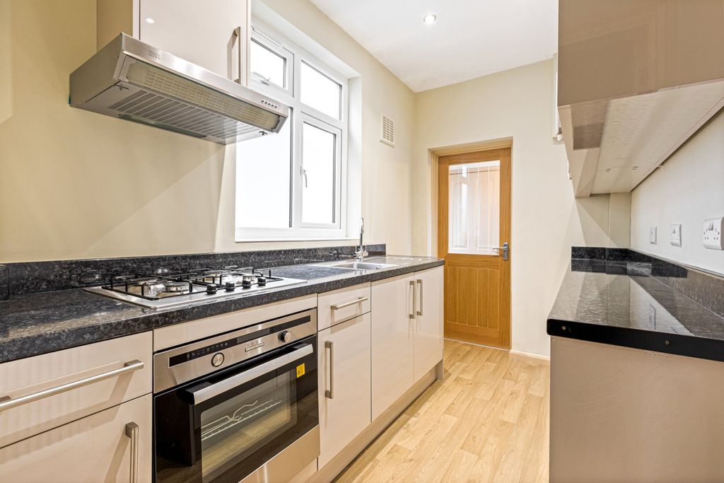 Property photo 2 of 25