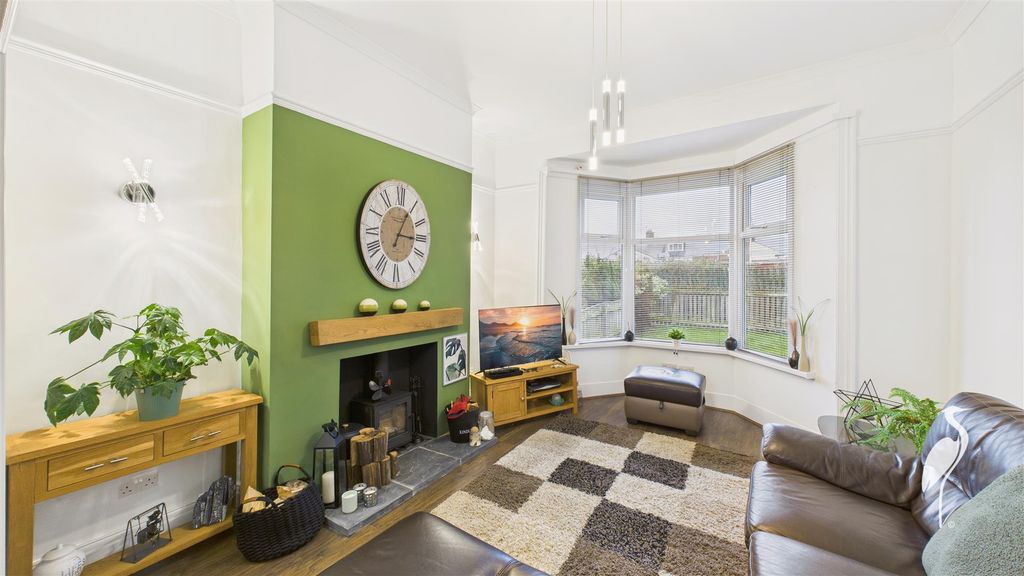 Property photo 2 of 19 Lounge