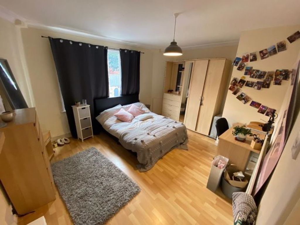 Property photo 3 of 11 A Cozy And Well-Maintained Master Bedroom Featurin...