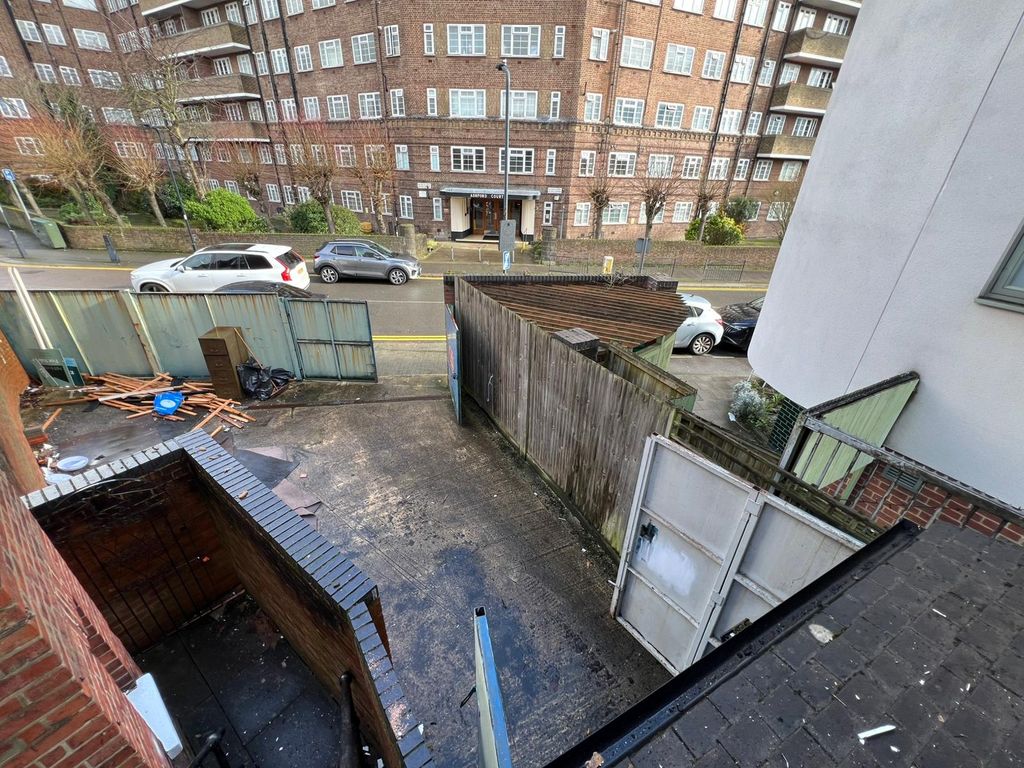 Property photo 3 of 10 Photo 8