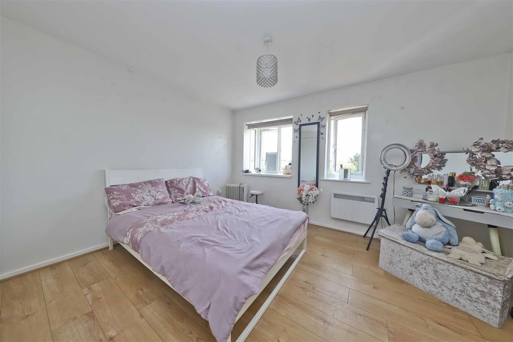 Property photo 2 of 8 Bedroom