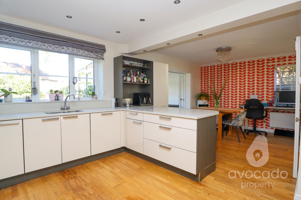Property photo 2 of 15 4590324
