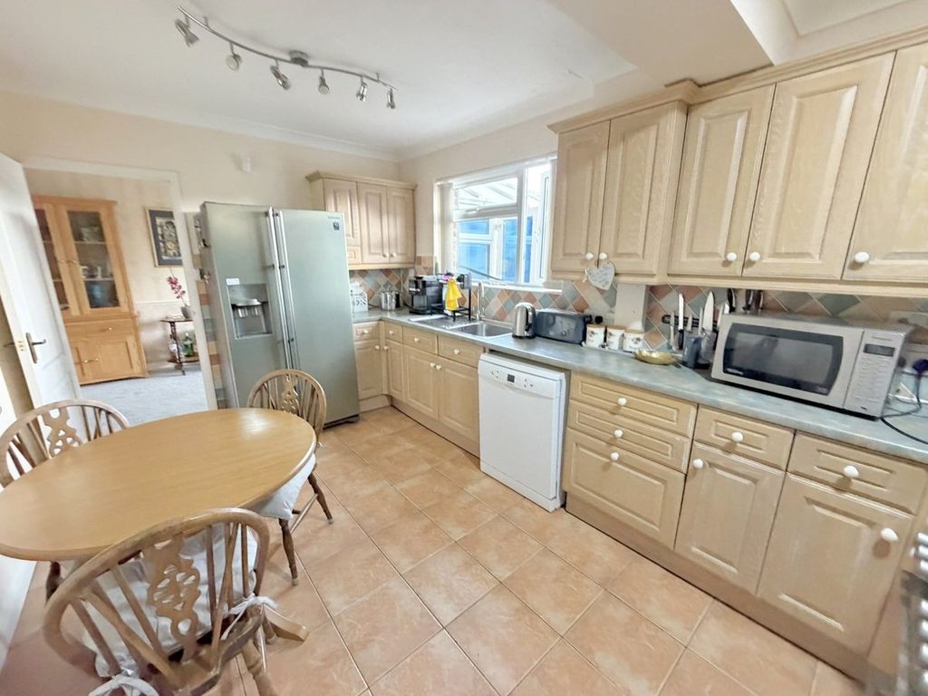 Property photo 3 of 27