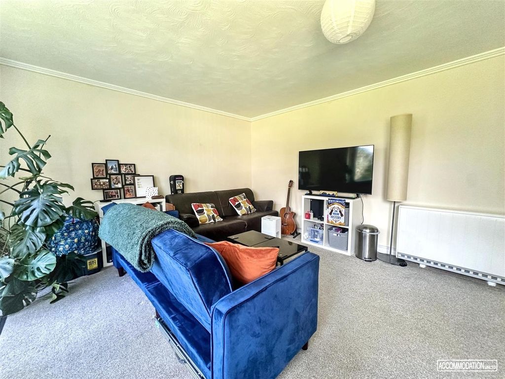 Property photo 1 of 10 Bright, Cosy Living Room With Plush Seating...