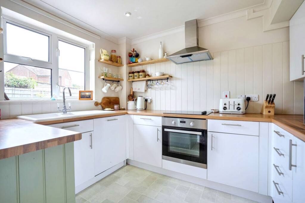 Property photo 1 of 11 Kitchen