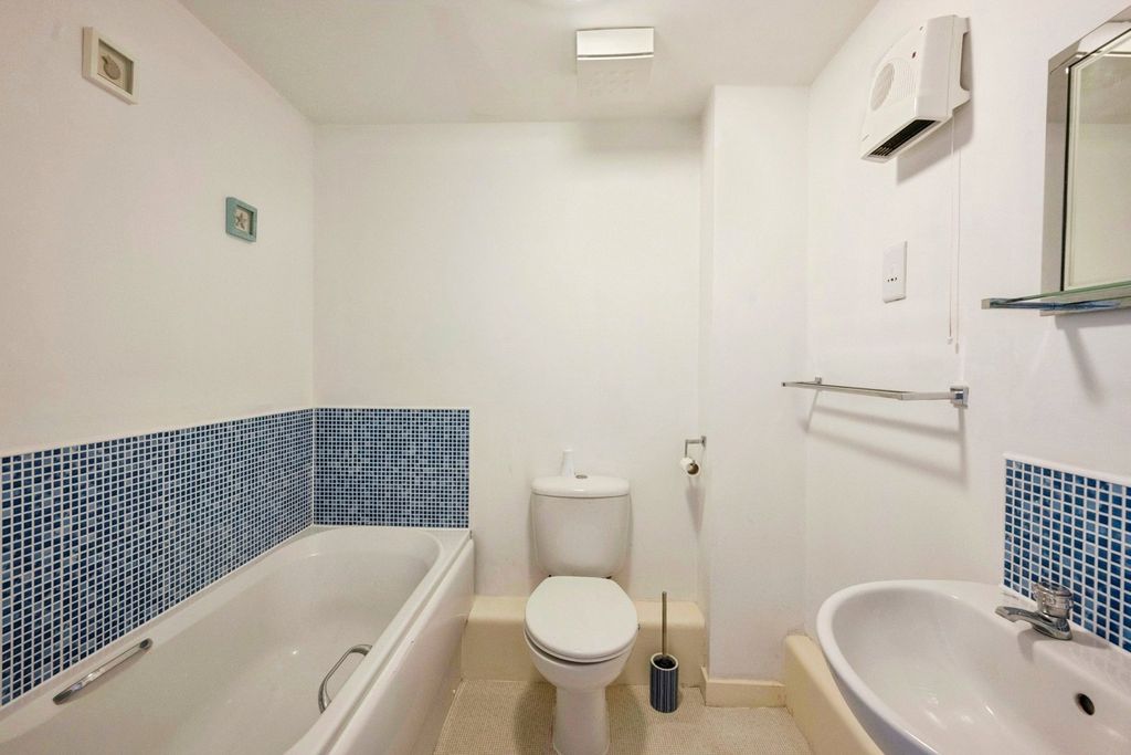 Property photo 3 of 9 Bathroom