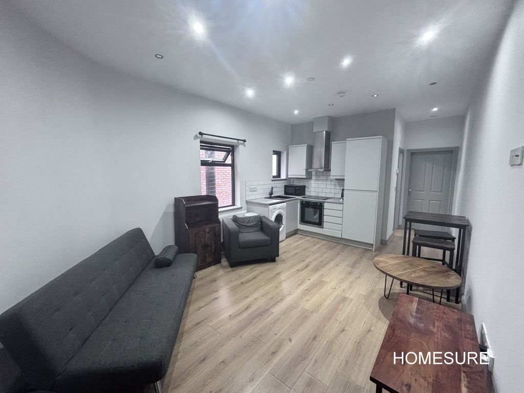 Property photo 1 of 6 8 York Street - Loungekitchen