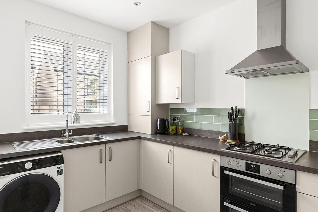Property photo 3 of 18 Kitchen