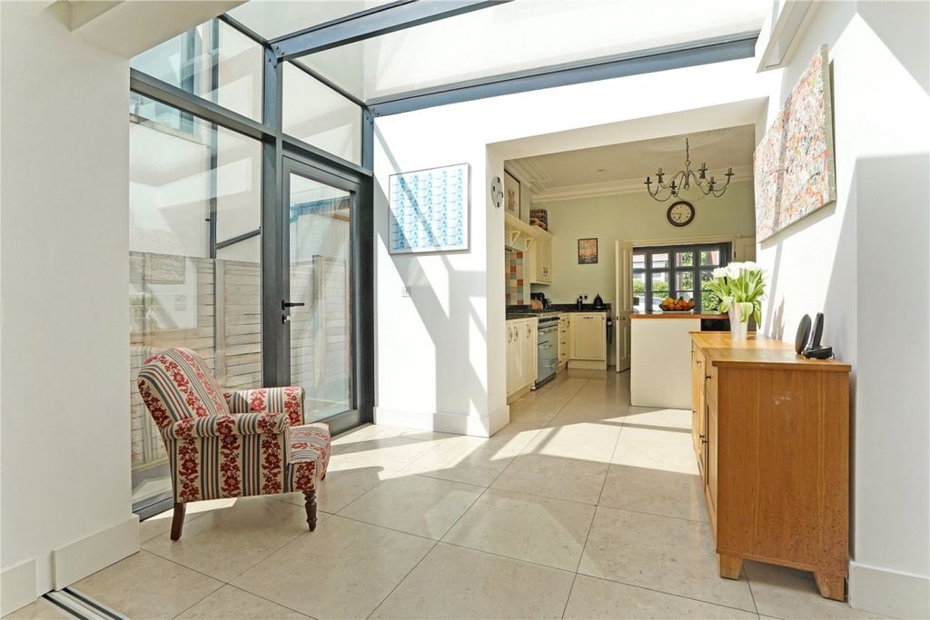 Property photo 3 of 22 Kit2