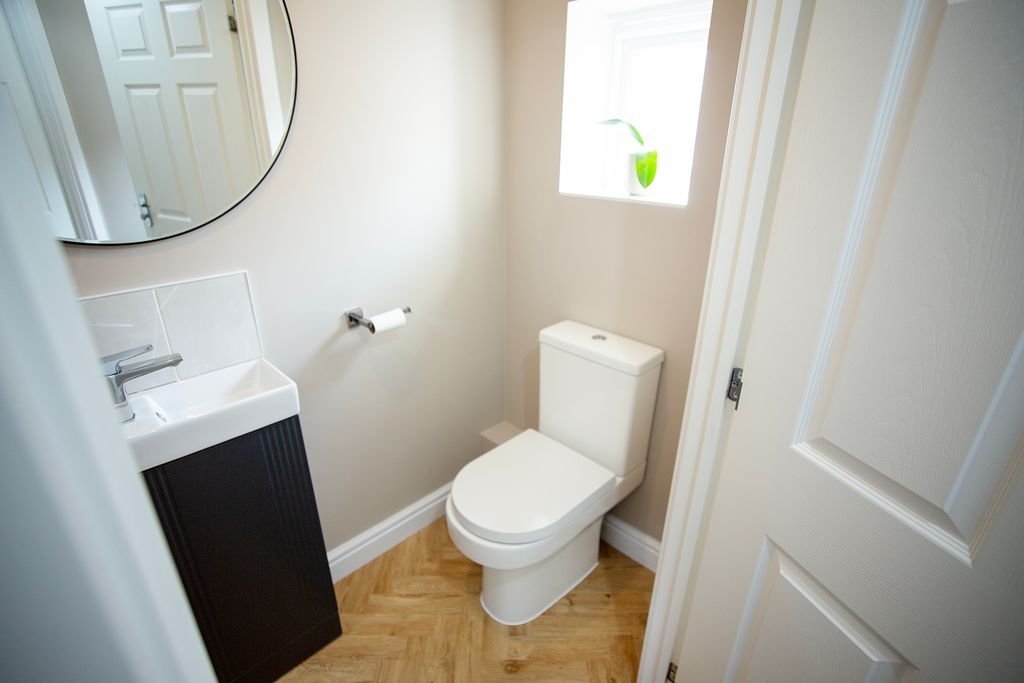 Property photo 2 of 18 Guest Cloakroom
