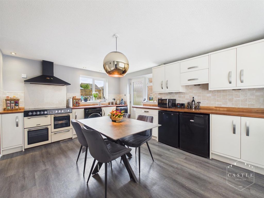 Property photo 2 of 19 Kitchen