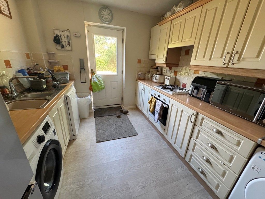 Property photo 2 of 11 Kitchen