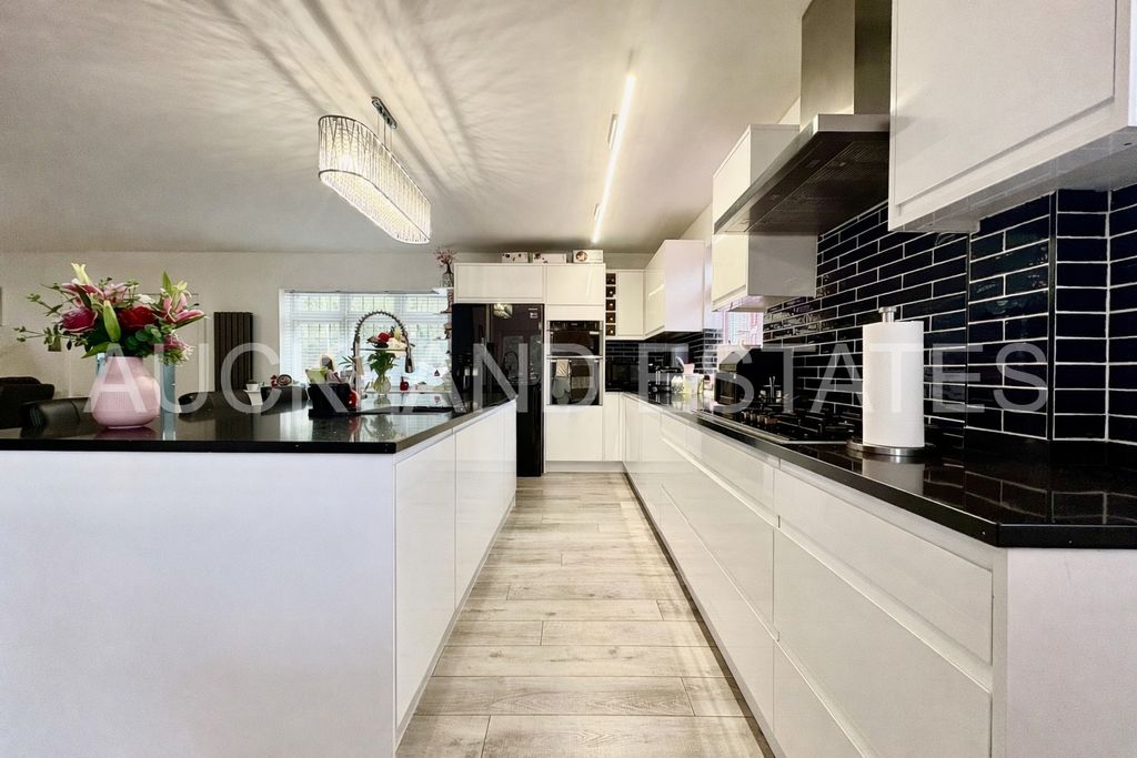 Property photo 3 of 40 Image00016