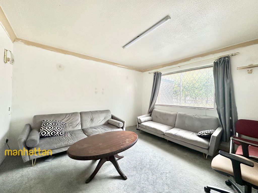Property photo 3 of 14 Lounge