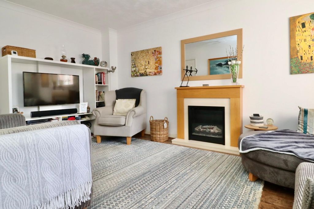 Property photo 3 of 18 Lounge