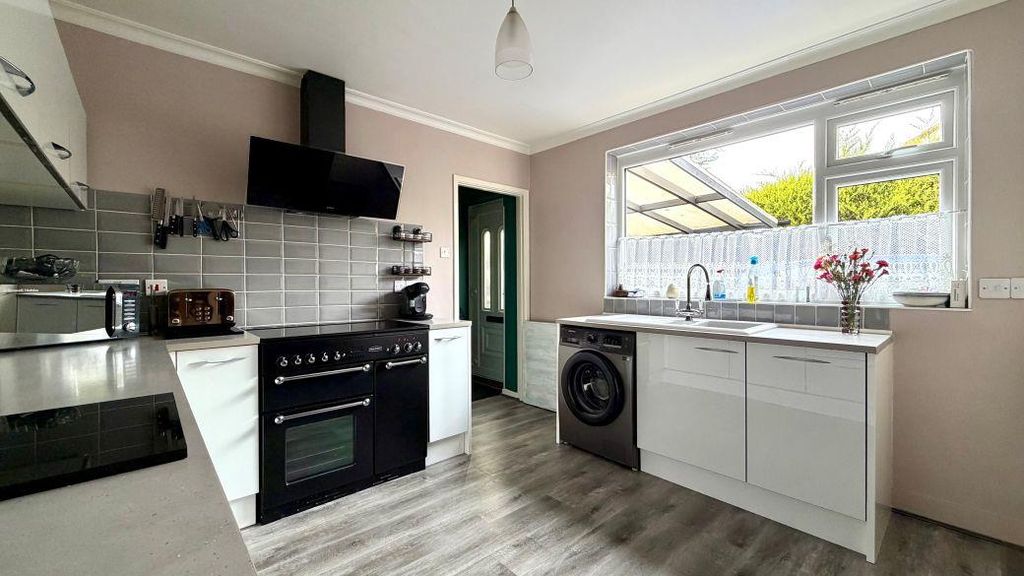 Property photo 2 of 10 Kitchen.Jpg