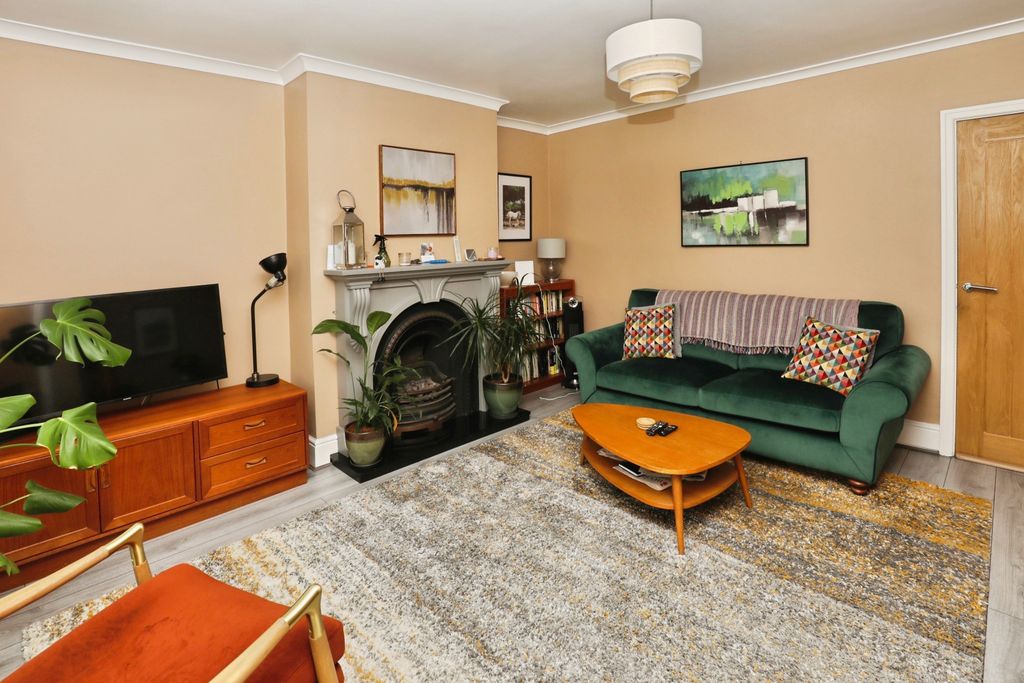 Property photo 3 of 15 Lounge