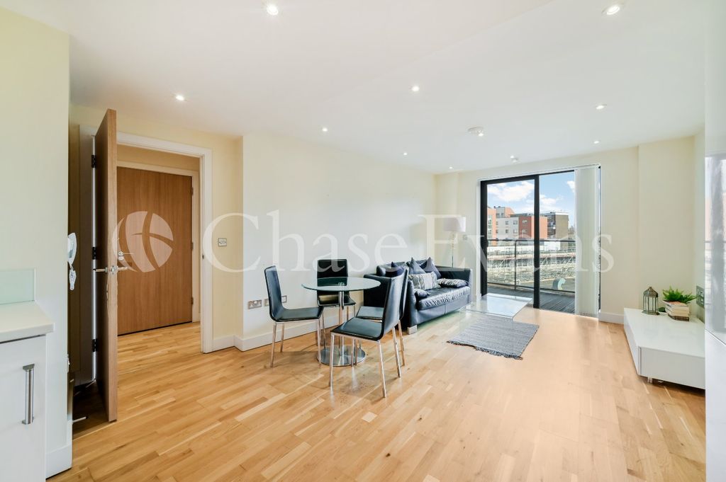 Property photo 1 of 10 Living