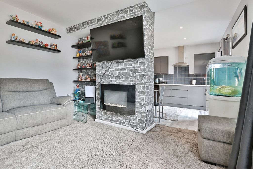 Property photo 3 of 13 Lounge