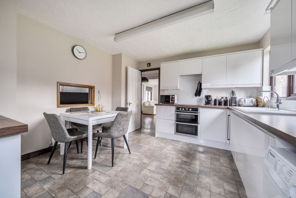 Property photo 1 of 16 1354553-16-68Ca82...