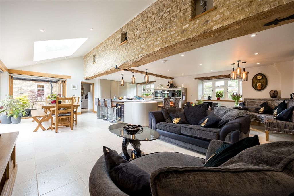 Property photo 3 of 30 Blend Of Modern &amp; Traditional