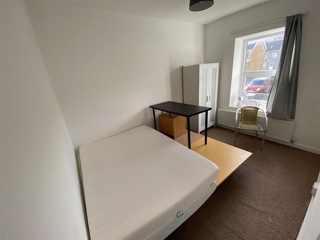 Property photo 1 of 4 Bright Double Bedroom With Ample Storage Space...