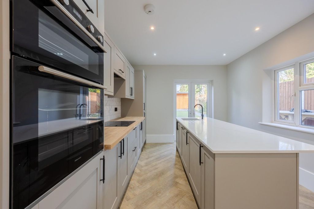 Property photo 3 of 32 Kitchen