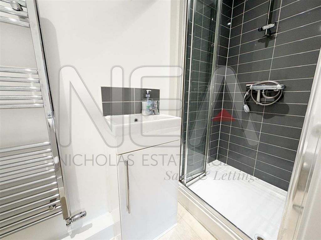 Property photo 3 of 9 En Suite
