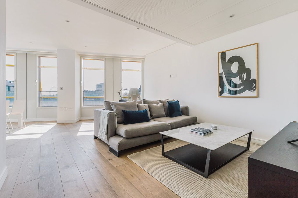 Property photo 1 of 21 Living Room