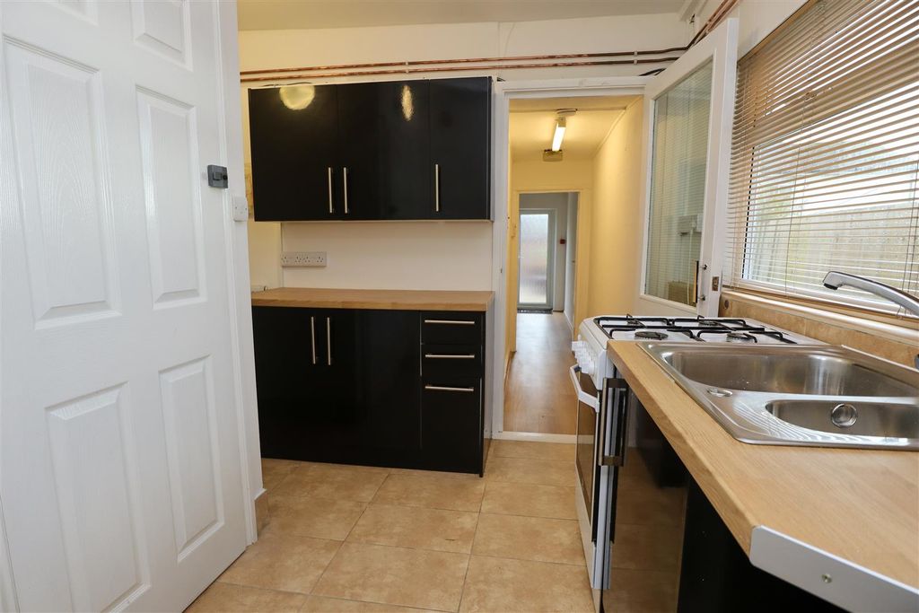 Property photo 2 of 7 Kitchen