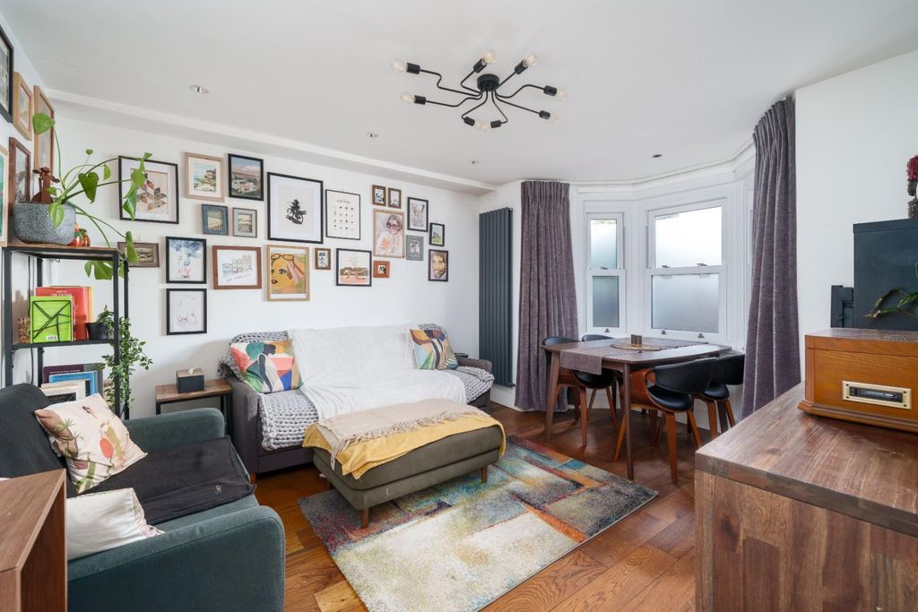Property photo 1 of 10 Graces Road 35A (02 Of 14).Jpg