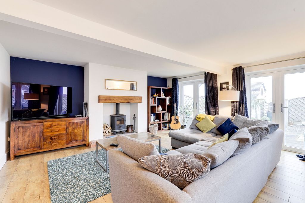 Property photo 2 of 27