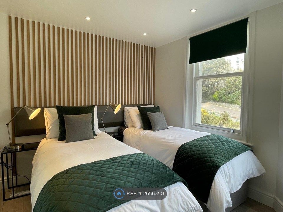 Property photo 1 of 15 Bedroom 1 (Beds Can Be Zipped)