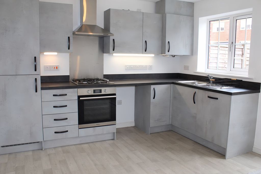 Property photo 3 of 12 Kitchen
