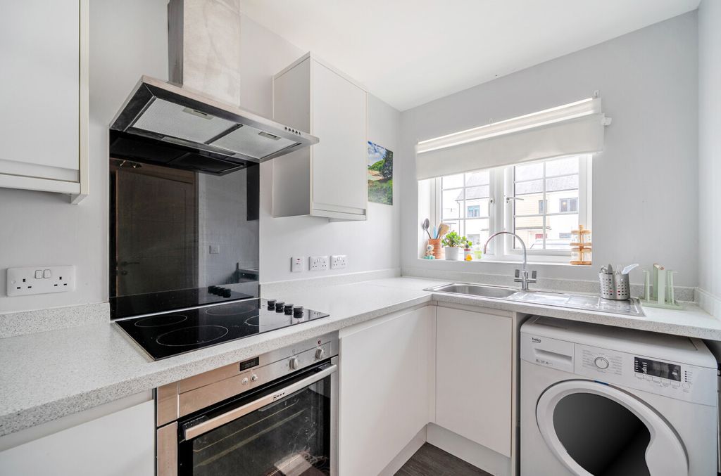 Property photo 2 of 9 Kitchen