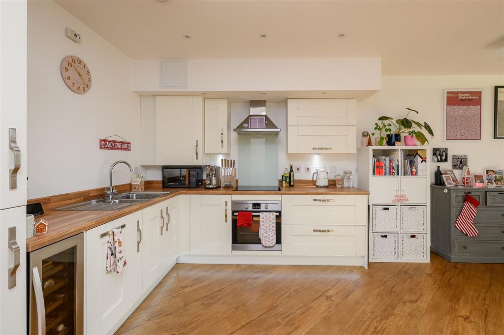 Property photo 3 of 9 Kitchen
